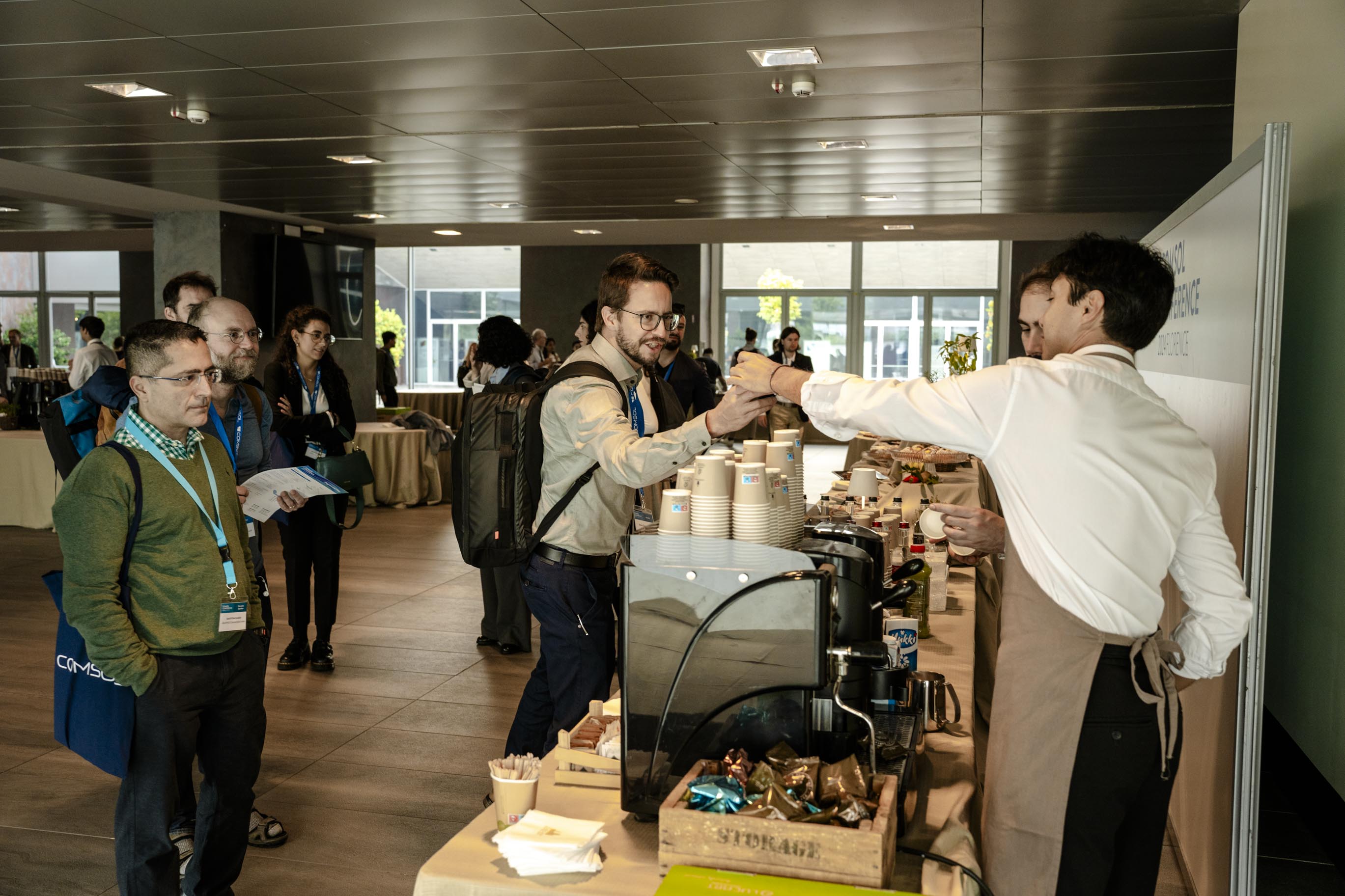 During the breaks, coffee, snacks, and other refreshments were served.